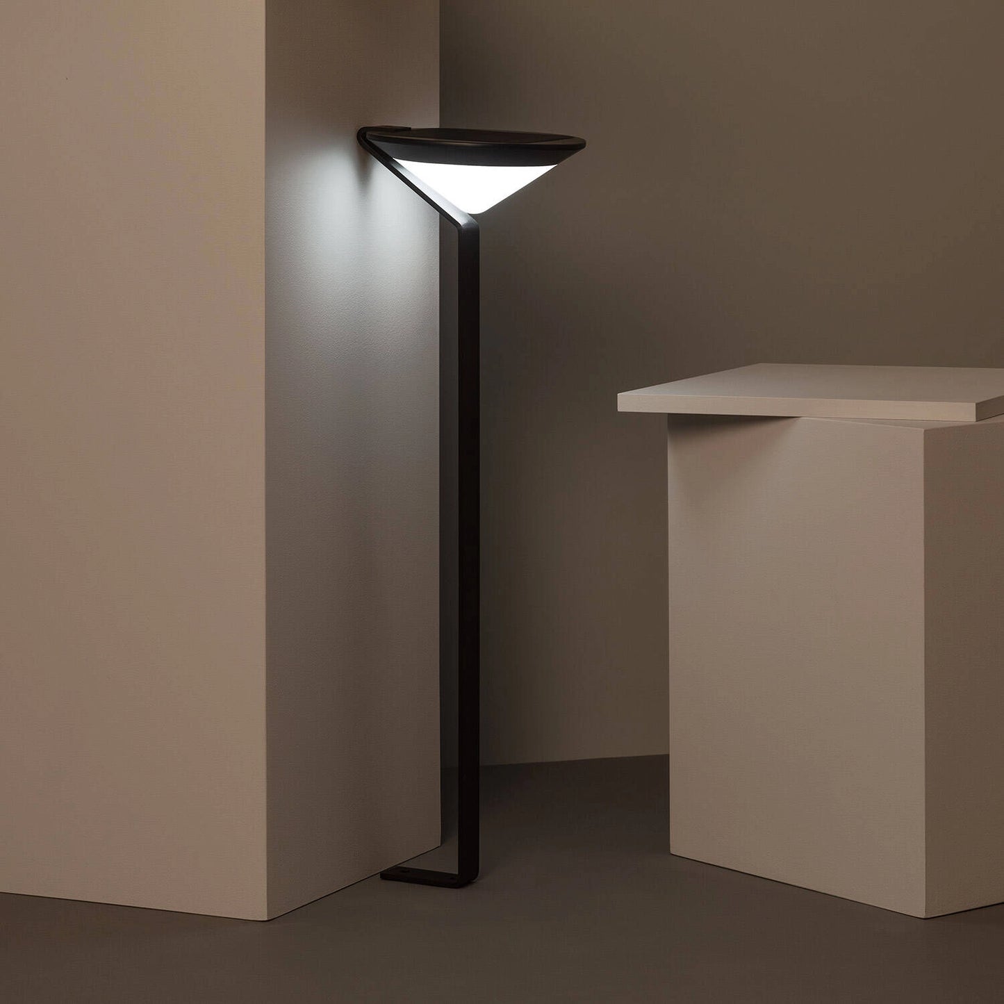 VerlichtWonen buitenlamp staand Neuville Solar Bewegingsensor